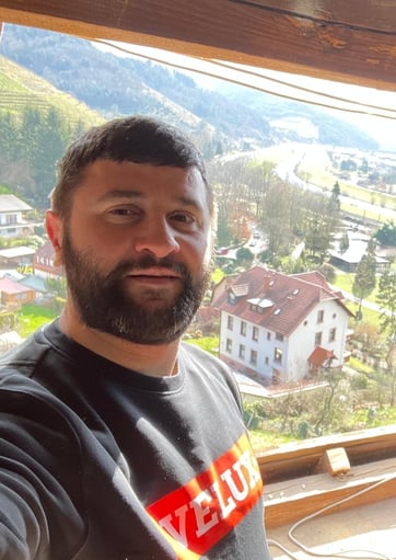 Selman Uzunlar - Inhaber von Hisar Montage und Fachmann für VELUX Dachfenster.