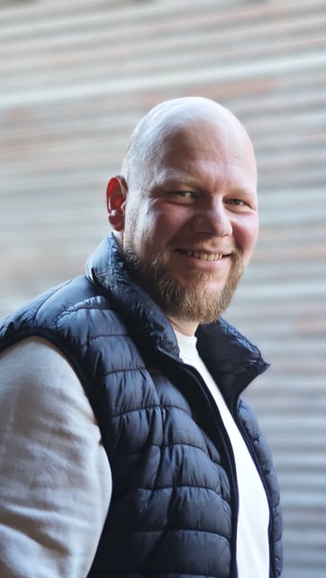 Porträt von Bausachverständigem Sebastian Merkl  Experte für Abdichtung, Feuchtigkeit und Bauschäden
