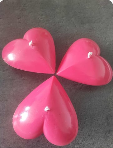 3 bougies en forme de coeur rouge