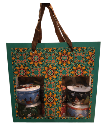 Sac avec une fenêtre transparente sur le coté contenant des boîtes de bougies à l'effigie de noël