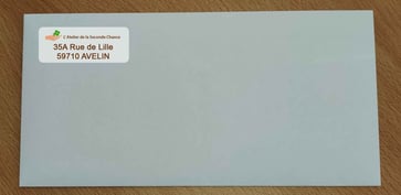 Enveloppe avec une étiquette d'adresse en haut a gauche