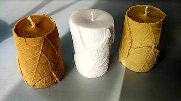 Bougie cylindrique aux motifs de feuilles d'arbre sur le contour