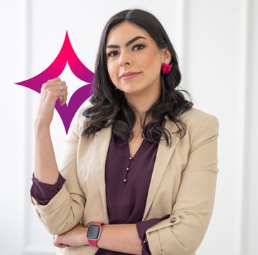 Mulher com blazer e brinco colorido em fundo com estrela rosa e roxa