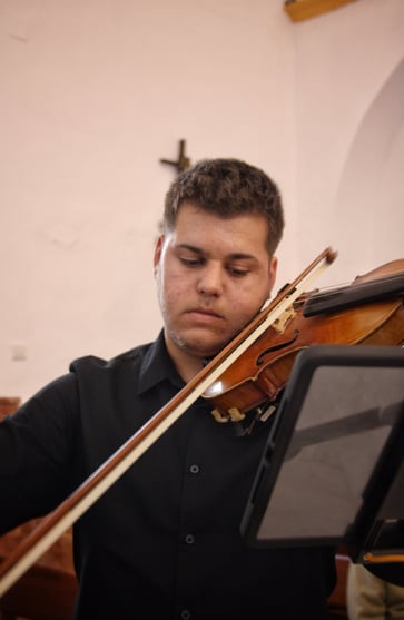 Violín en ceremonia religiosa