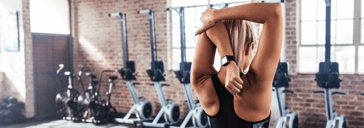 Femme qui s'étire avant le sport