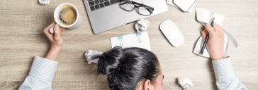 Femme qui croule sous le travail