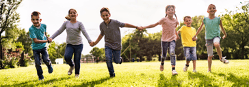 Enfants qui courent dans un champs