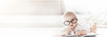 Bébé allongé regardant en face de lui