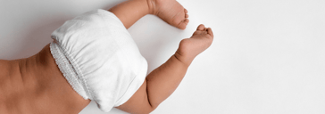 Bébé à quatre pattes avec une couche propre