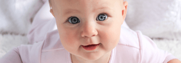 Bébé avec des yeux bleus nous regardant