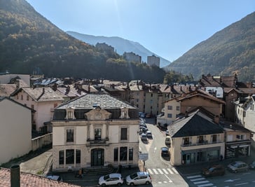 Vu des toits de Moûtiers avec les montagnes