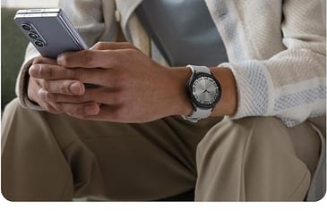 Samsung Galaxy Watch 6 con quadrante elegante e cinturino in pelle, mostrato su un polso.