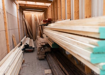 Ein Holzlager mit vielen Holzbrettern von Atelier Rohlfs