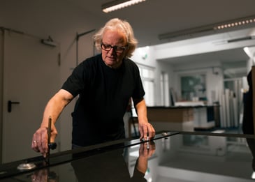 Gerhard Rohlfs, ein Mann schneidet mit Diamantmesser Glas