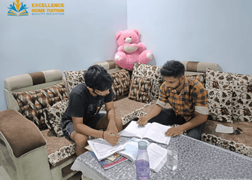 Experienced home tutor teaching student at home in Jabalpur – personalized learning session