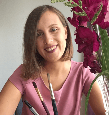 Sarah mit Pinseln in der Hand