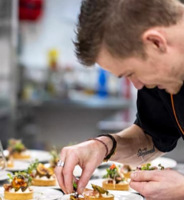 chef à domicile en pleine action en train de dresser des assiettes