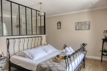 Chambre Isis du mas L'Enclos du Soleil le Vent, gîte familial à Saint-Paul-Trois-Châteaux, en Provence avec charme et confot