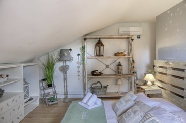 Chambre Sylvanus du mas l'Enclos du Soleil le Vent, location de charme en Drôme pour séjour en famille ou entre amis