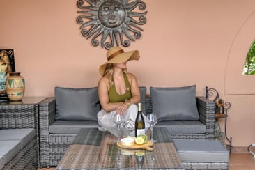 Détente dans le pool house du mas de l'Enclos du Soleil le Vent, lieu convivial pour vacances entre amis ou en famille