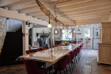 Salle à manger de l'Enclos du Soleil le Vent à Saint-Paul-Trois-Châteaux pour repas conviviaux