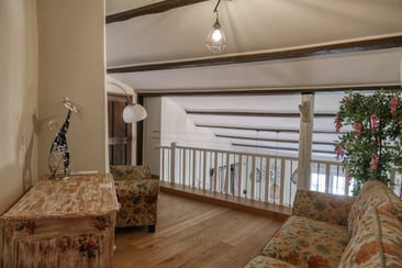Mezzanine du mas l'Enclos du Soleil le Vent, gîte provençal en Drôme, espace détente idéal pour des vacances en famille