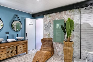 Salle de bain Bornéo du mas L'Enclos du Soleil le Vent, gîte de prestige en Drôme avec ambiance détente et belle décoration