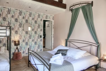 Chambre Narcisse du mas L'Enclos du Soleil le Vent, location en Drôme Provençale pour séjour paisible et élégant à 16 pers.