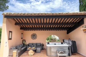 Pool house du mas L'Enclos du Soleil le Vent avec jacuzzi et salon d'été pour se détendre en Drôme Provençale