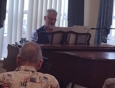 singer piano performance
