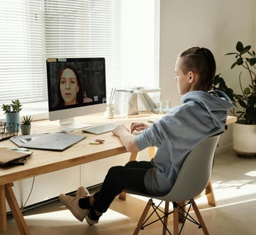 Child learning English online with a native speaker 
