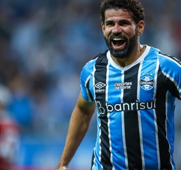 Diego Costa comemora gol com a camisa do Grêmio.