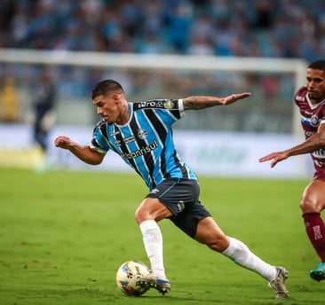 Mayk em campo com a camisa do Grêmio.