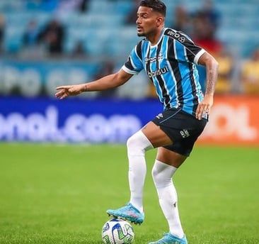 Reinaldo em campo com a camisa do Grêmio.