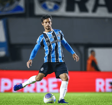 Rodrigo Caio em campo com a camisa do Grêmio.