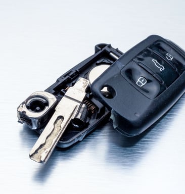 Cheie auto spartă complet – serviciu de refacere și programare cheie nouă
