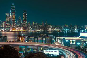 un horizon de ville avec un pont et un horizon de ville
