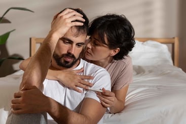 Un homme et une femme ont des difficultés sexuelles