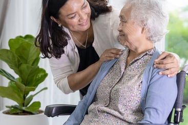 Caregiver-assiste- mamma- anziana-jpg