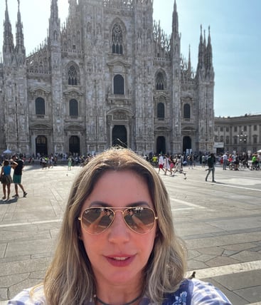 autora do blog em frente ao Duomo ou catedral de Milão