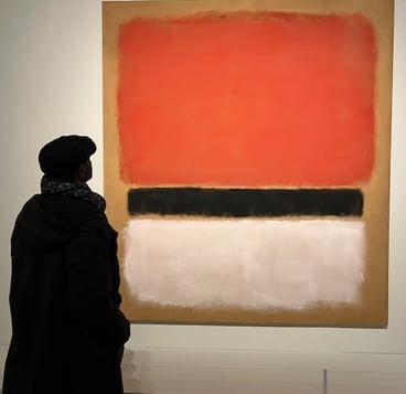Photo de Magali Strassel, art-thérapeute montrant un homme regardant une peinture de Rothko