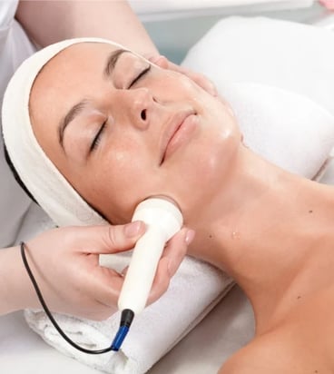 Limpieza facial con martillo de calor frio