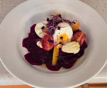 Salada Alquímica de Beterraba com Queijo de Cabra