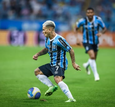 Soteldo em campo com a camisa do Grêmio.