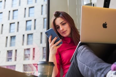 une femme hyperconnectée en télétravail