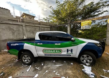 Adhesivo vehicular personalizado. Diseño e impresión de gráficos de alta calidad para publicidad.