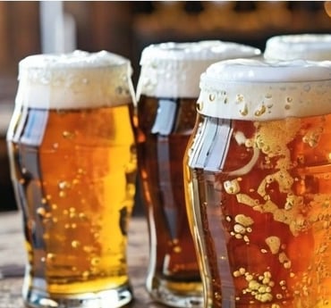 une image des quelques tasses de bière