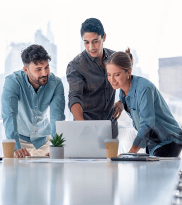 Tres personas planeando como montar un bar copas