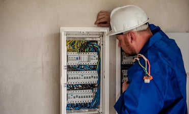 elettricista di equipe home che lavora su un impianto elettrico a Padova