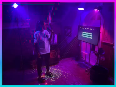Mergina dainuoja karaoke 